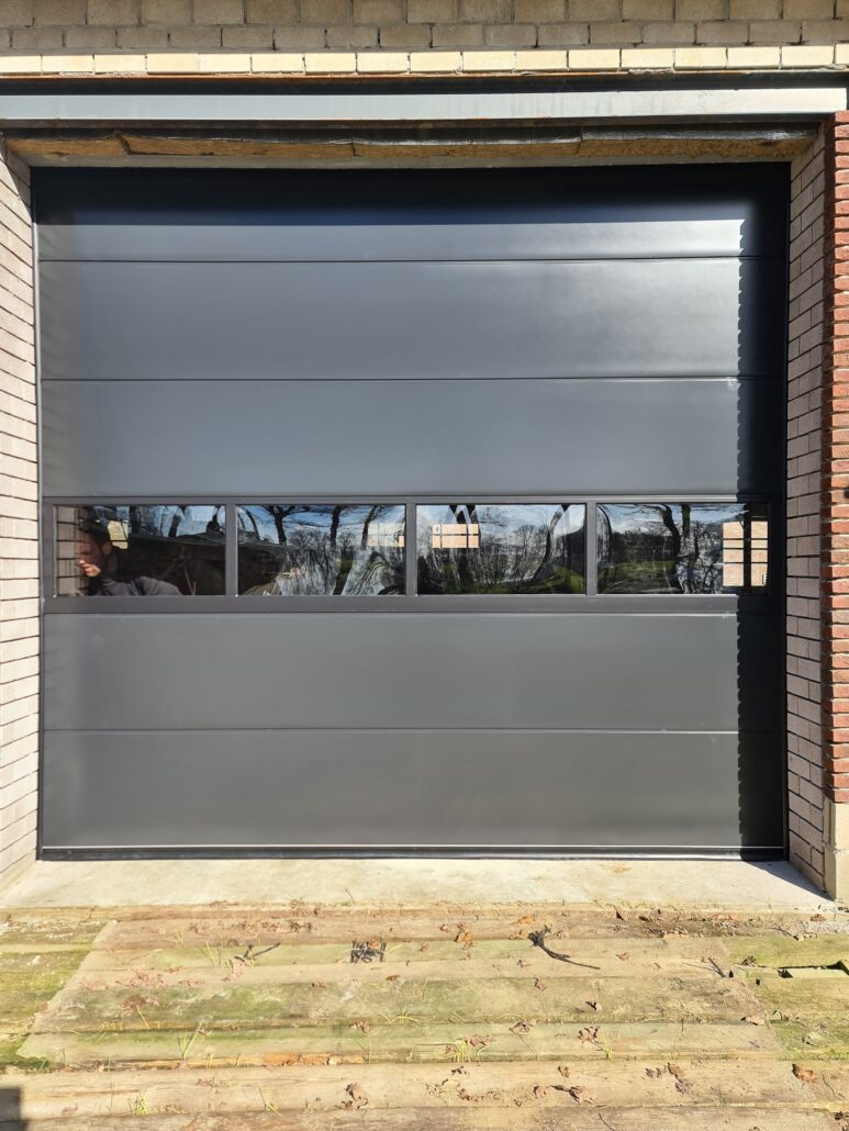 Overheaddeur met beglazing