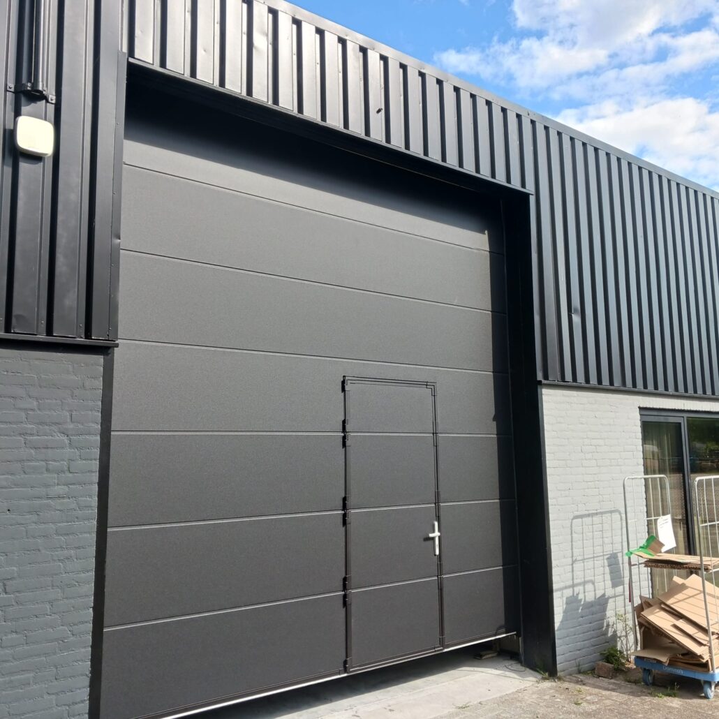 Overheaddeur – Satin Black – Vlak met loopdeur