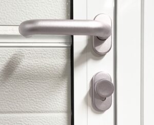 Openslaande garagedeuren - opties - knopcilinder