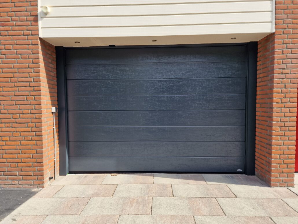 Sectionaaldeur – Woodgrain breed – RAL7016