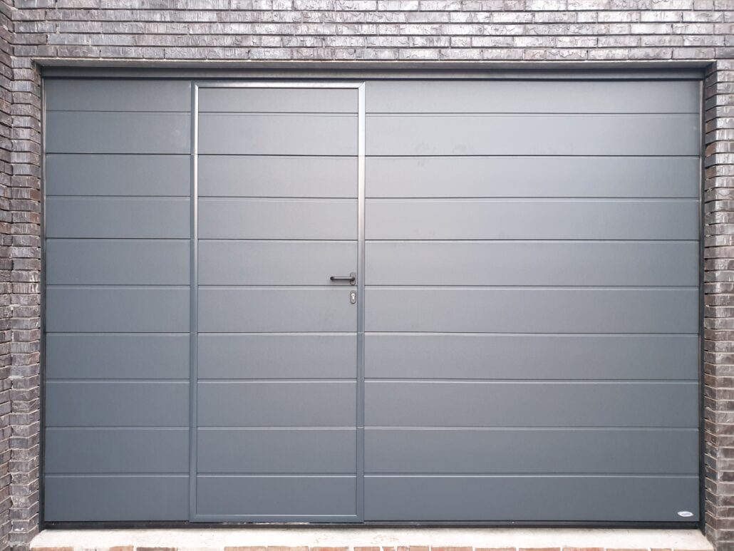 Sectionaaldeur met loopdeur (3)