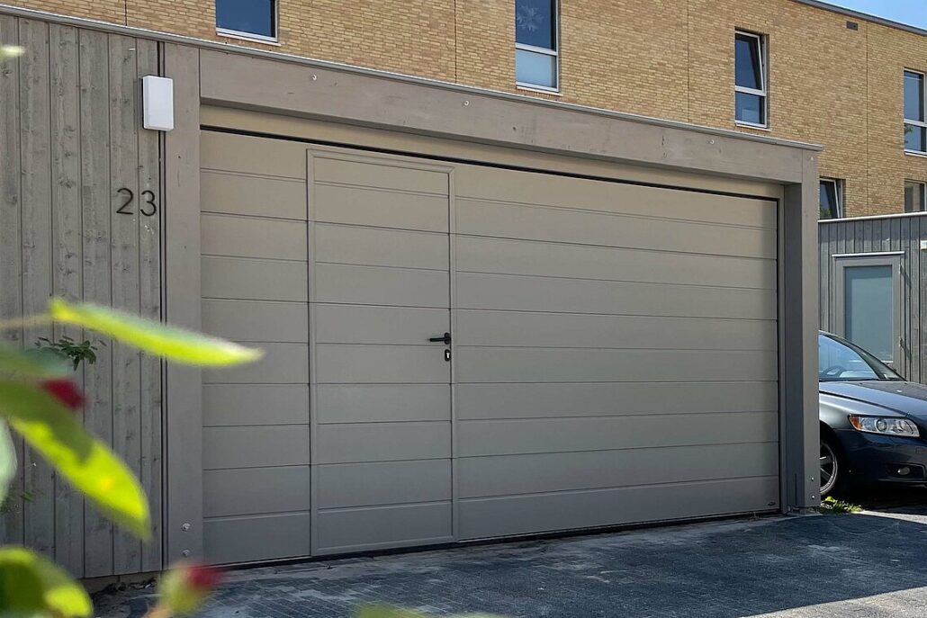 Sectionaaldeur met loopdeur – Horizontaal breed – RAL7039