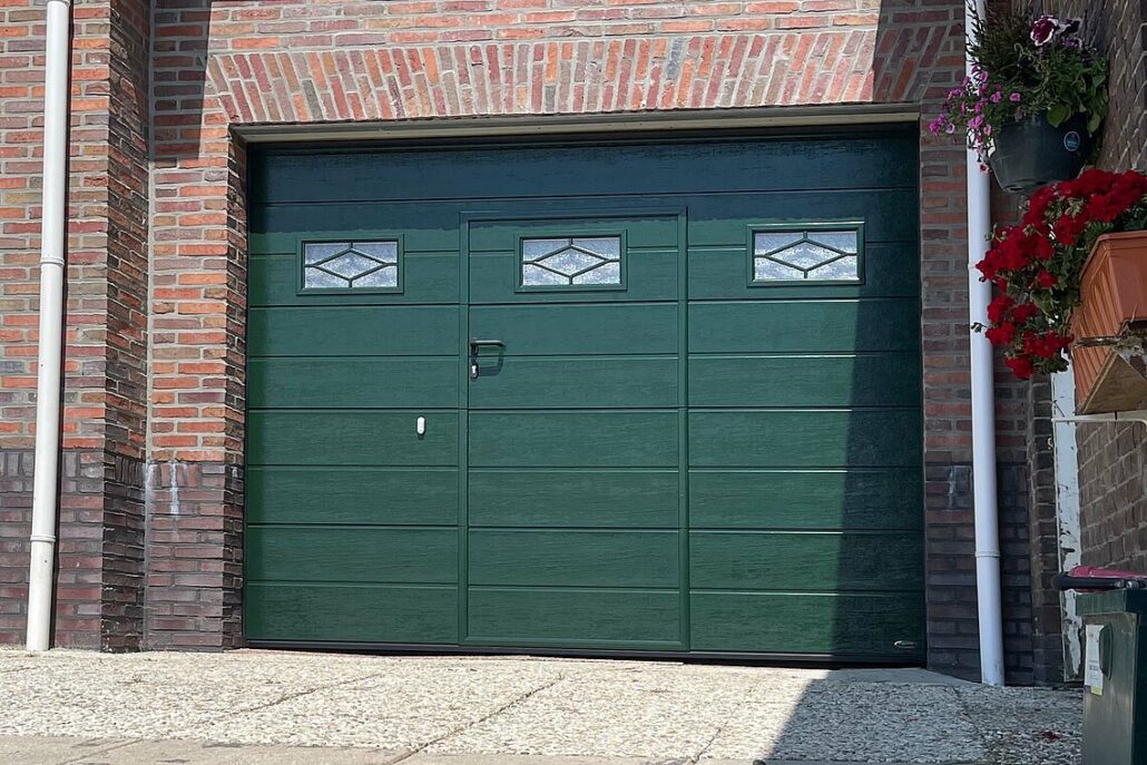 Sectionaaldeur – Woodgrain breed – RAL6009 – Lichtopeningen